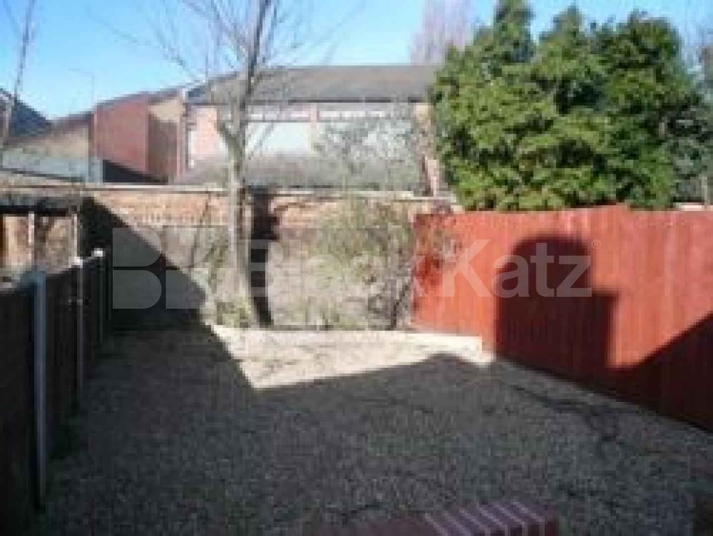 			5 Bedroom, 1 bath, 1 reception House			 Carlingford Road, TURNPIKE LANE